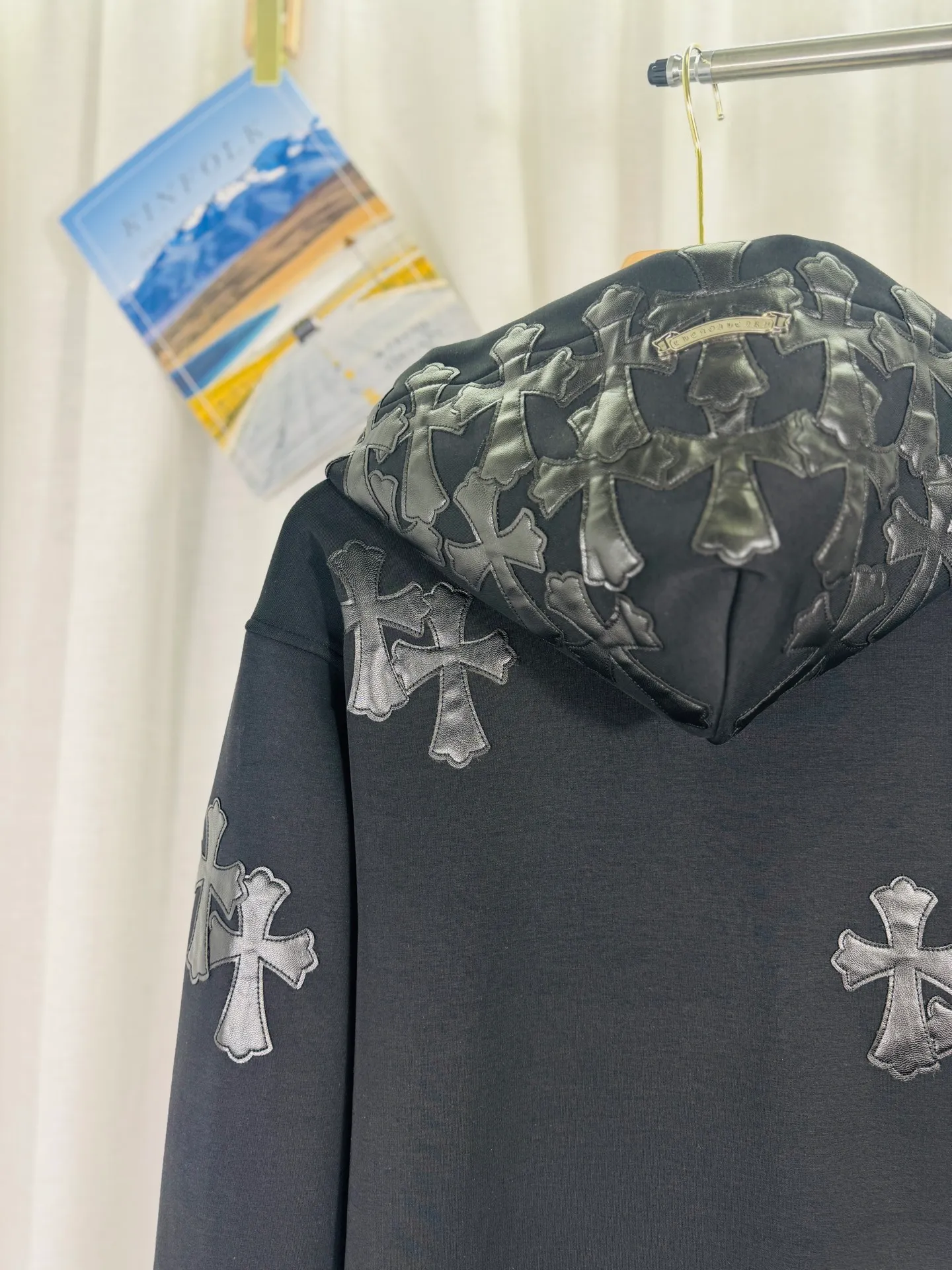 P380 top version, real shot without P, ​​different from market currency) 𝗖𝗵𝗿𝗼𝗺𝗲 𝗛𝗲𝗮𝗿𝘁𝘀/Cro Heart 2025 washed and burned flower patch embroidered autumn and winter new original single counter American patchwork 3D three-dimensional couple casual cardigan plus velvet sweatshirt 👑The highest version! Customized fabric 480g tripe terry fabric! American acid-washed and distressed original fabric, laser burning + patch embroidery, exquisite embroidery of letters! The best-selling model in the counter, very comfortable to wear. Accessories: original molded and authenticated collar label➕100% silk wash label. Genuine purchase-grade original hangtag➕matching hanging rope➕3D hanging beads➕original packaging bag. Craftsmanship: The original version has consistent wiring! The highest version of the armhole matching technique! Color: Black Size: S M L XL Style No.: 609